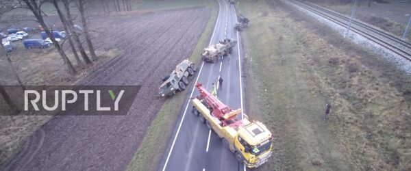 В Польше американские грузовики застряли в придорожной канаве