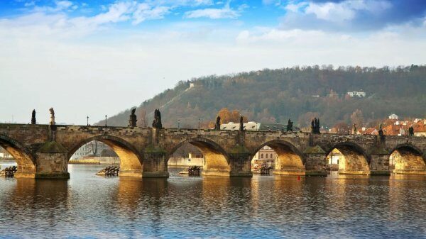 В Праге обрушился мост через реку с пешеходами