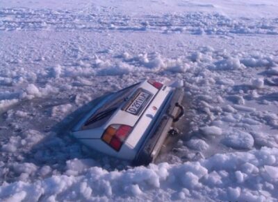 В Приморье автомобиль с туристами провалился под лёд