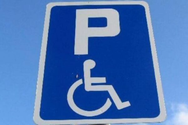 В РФ водителям при транспортировке людей с ограниченными возможностями могут разрешить пользоваться соответствующими парковками