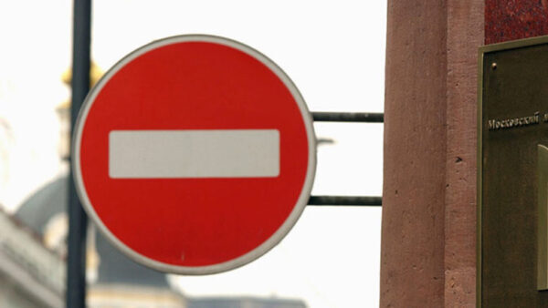 В России дорожные знаки разрешили устанавливать на зданиях
