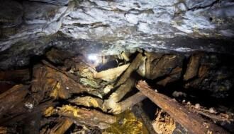 В России из-за обрушения на шахте под завалами заблокированы горняки