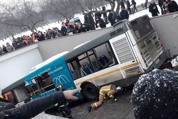 В российской столице автобус въехал в подземный переход у метро