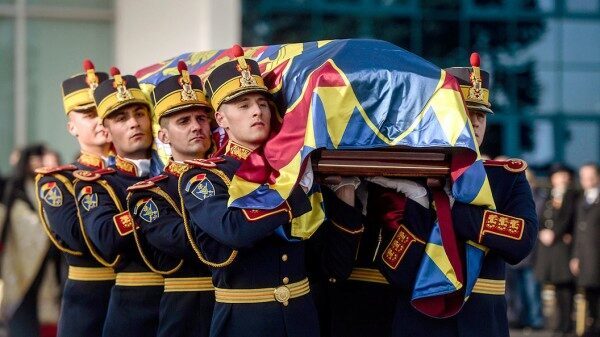 В Румынии тысячи человек пришли на похороны короля Михая I