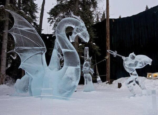 В Санкт-Петебурге в Петропавловской крепости возвели скульптуры из 200 тонн льда