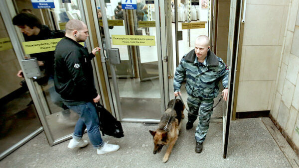 В Санкт-Петербурге трое молодых людей устроили драку в метро