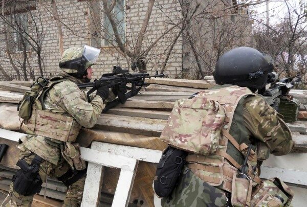 В селе Дагестана спецназ окружил дом с боевиками в ходе КТО