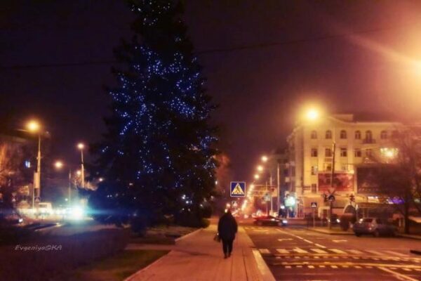 В сеть выложили яркие вечерние фото популярных мест Донецка