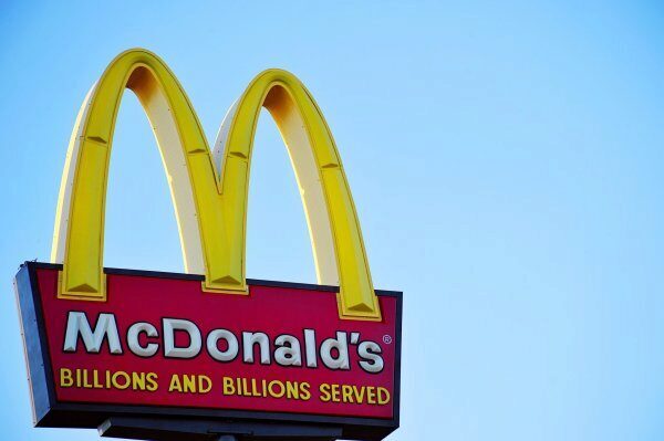 В сети опубликовали драку сотрудника McDonald’s с посетителем