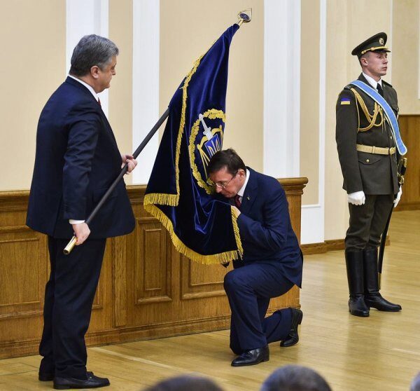 В Сети высмеяли целующего флаг генпрокурора Украины