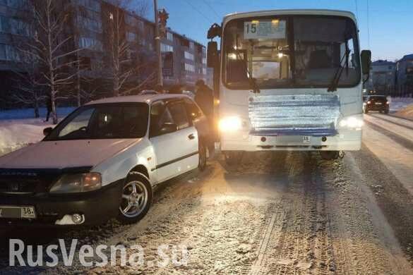 В Сибири таксист своим авто остановил автобус, тащивший зажатого дверью ребенка (ФОТО, ВИДЕО)