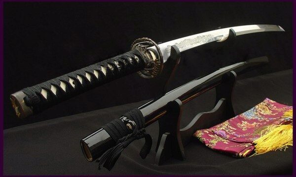 В США мужчина получил в подарок самурайский меч и отрубил голову подруге