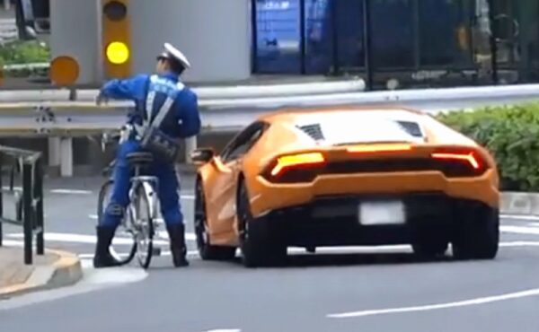 В Японии полицейский на велосипеде догнал спорткар Lamborghini