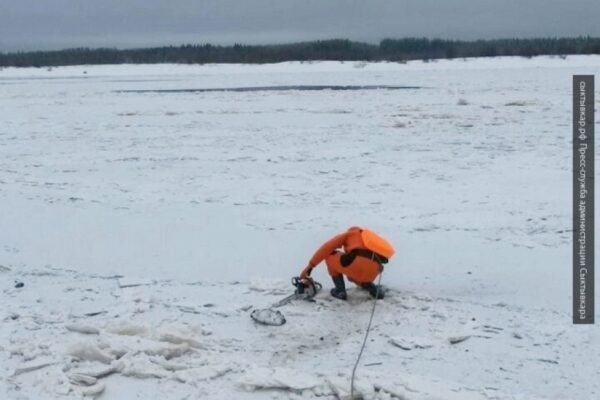 В Амурское области трое человек погибли, провалившись на машине под лед