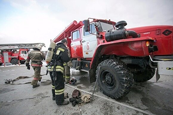 В Березовском на трассе загорелся микроавтобус с пассажирами