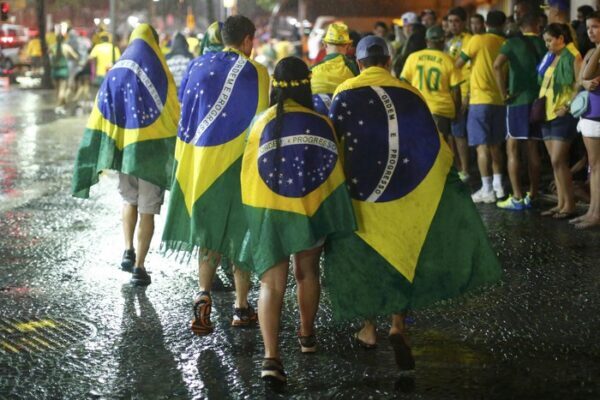 В Бразилии футболист пробил пенальти под прицелом автомата
