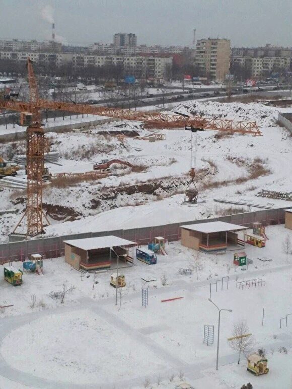 В Челябинске стрела башенного крана зависла прямо над площадками детсада