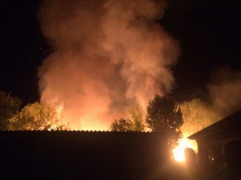 Вечером под Саратовом тушили крупный пожар