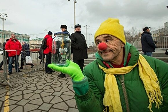 В Екатеринбурге экс-депутат проведет пикет у здания ГУ МВД за права Дедов Морозов