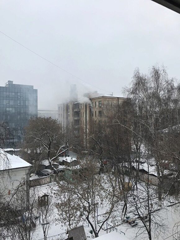 В Екатеринбурге горит дом, строившийся для высших чинов МВД
