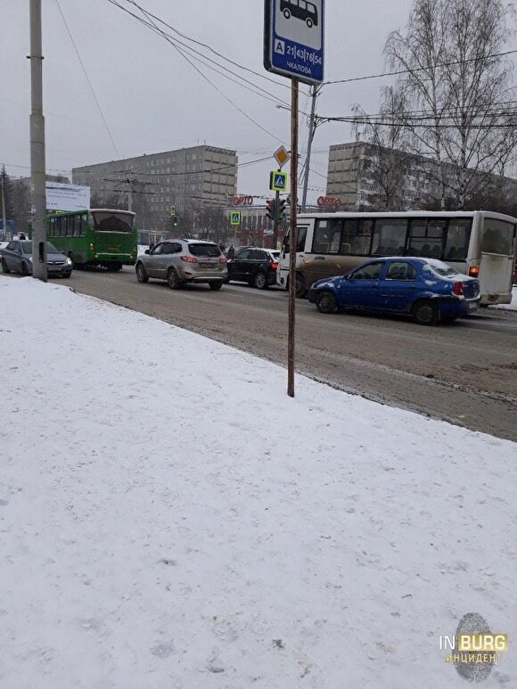 В Екатеринбурге из-за снегопада пробки в городе составляют уже 7 баллов