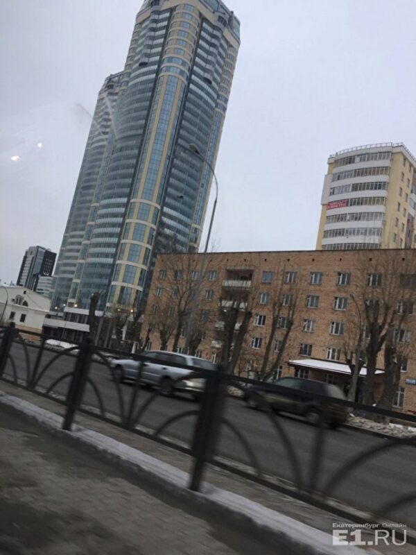 В Екатеринбурге из окон высотки на Машинной льются потоки воды