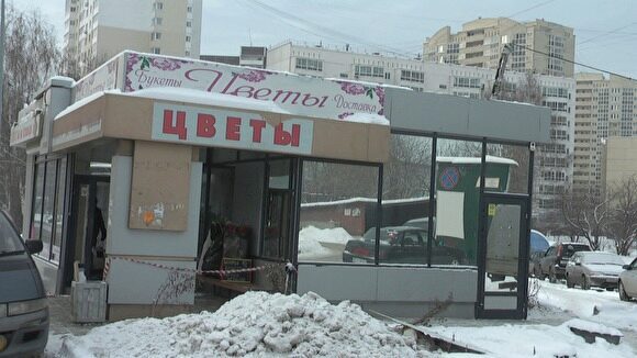 В Екатеринбурге снесли цветочный ларек, чей владелец захватил землю