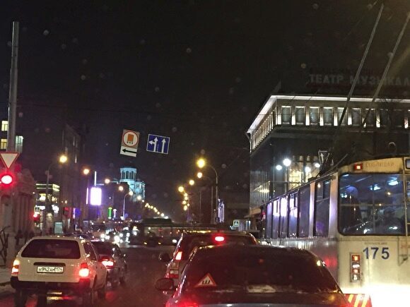 В Екатеринбурге спустя сутки вернули левый поворот с улицы Карла Либкнехта на Ленина