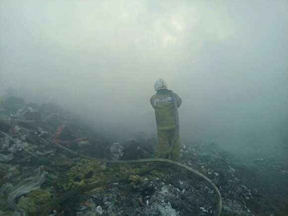 В Екатеринбурге тушат пожар на несанкционированной свалке на Химмаше