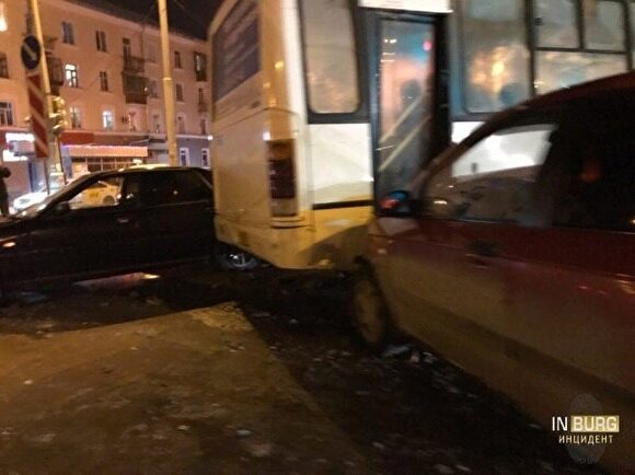 В Екатеринбурге водитель Honda Legend за вечер дважды попал в ДТП