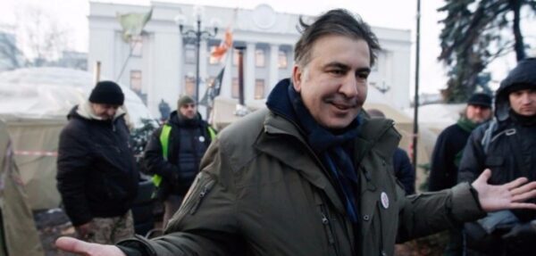 Видео: Саакашвили поругался с полицией из-за установки сцены на Майдане