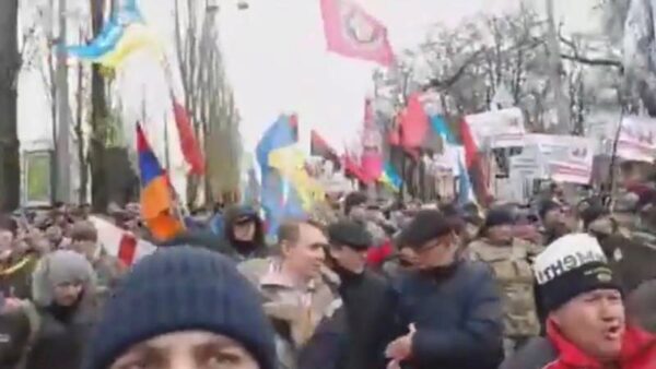 В Киеве начался марш за импичмент Порошенко