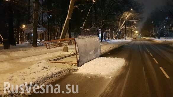 В Киеве рухнула автобусная остановка (ФОТО)