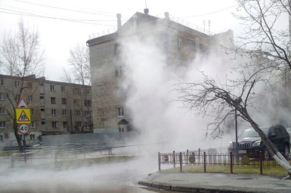 В Красноярске на Вавилова прорвало трубу и залило кипятком сотни метров дороги
