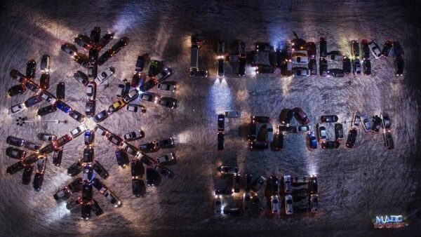 Владельцы автомобилей Воронежа в честь Нового года выстроились в огромную снежинку из машин