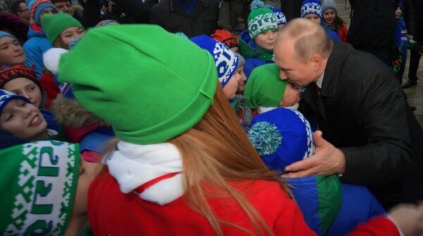 Владимир Путин подписал закон о ежемесячных выплатах семьям, имеющим детей