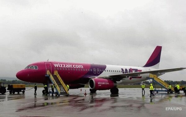 В летевший самолет Wizz Air ударила молния