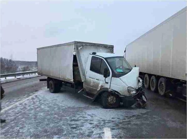 В лобовом столкновении авто в Тверской области умер молодой мужчина