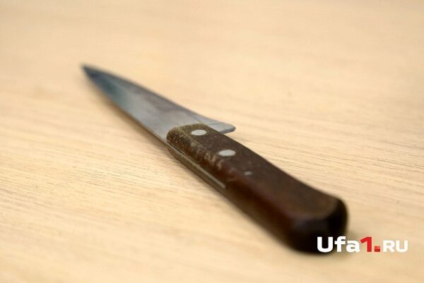 В Миассе консультант пырнул ножом своего напарника в подъезде