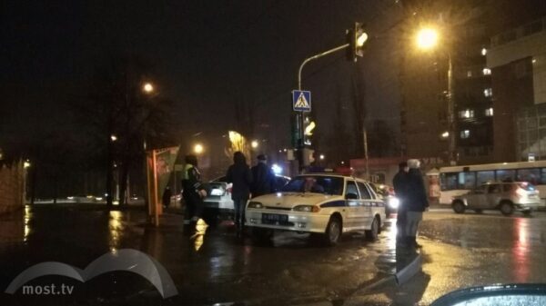 Водитель «Форда» сбил девушку на пешеходном переходе в Липецке (видео)
