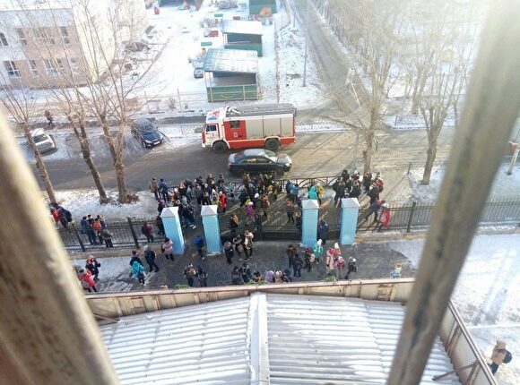 В одной из школ Екатеринбурга произошел пожар, все дети эвакуированы