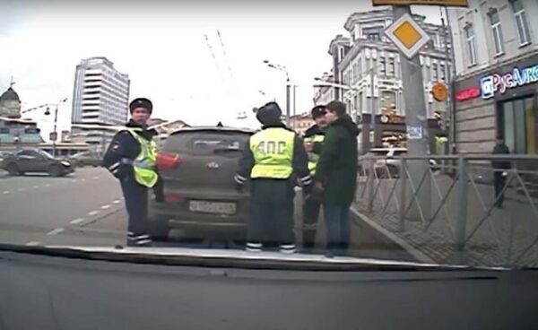 Военный следователь, протащивший на машине инспектора ДПС в центре Казани, отделался штрафом