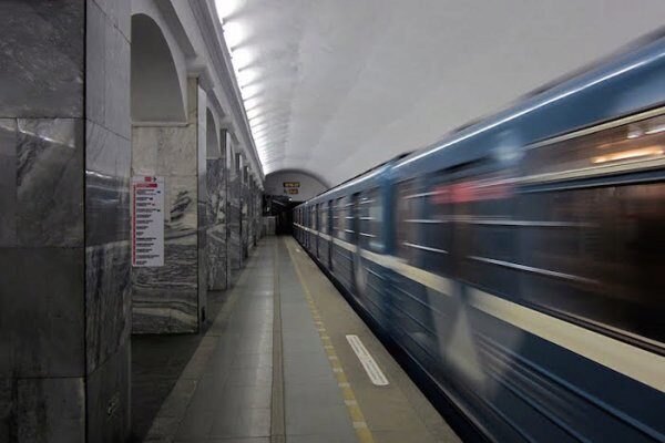 Вооруженные подростки напали на пассажиров в метро Петербурга