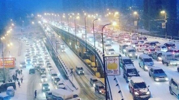 Во Владивостоке грузовикам запретили заезд в город из-за снегопада
