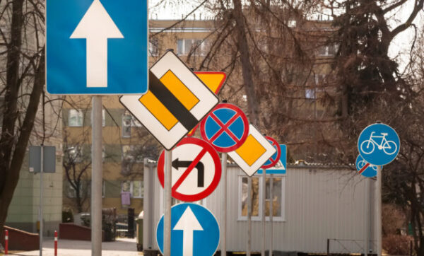 В РФ планируется вдвое уменьшить дорожные знаки