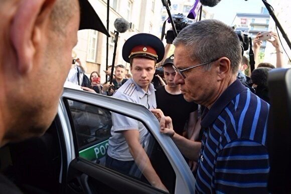 В суде по делу Улюкаева журналисты подрались за удобное место