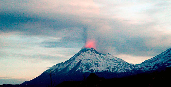 Вулкан Ключевской выбросил многокилометровый столб пепла