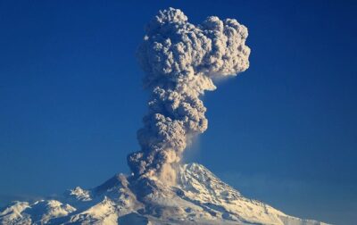 Вулкан Шивелуч выбросил столб пепла высотой 9 км над уровнем моря