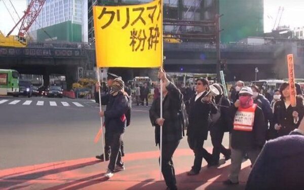 В Японии одинокие мужчины митинговали против влюбленных пар
