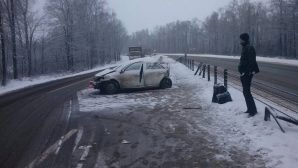 Вышедших на трассу после ДТП трех мужчин сбила фура в Чувашии